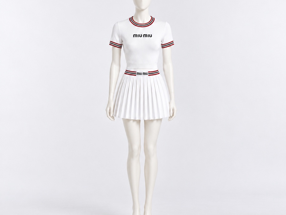 Ensemble blanc deux pièces à tee-shirt et jupe plissée.