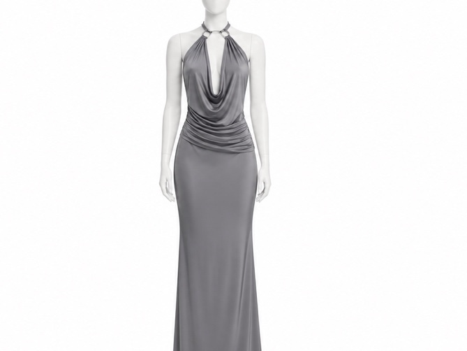 Robe longue grise à décolleté drapé et col américain.