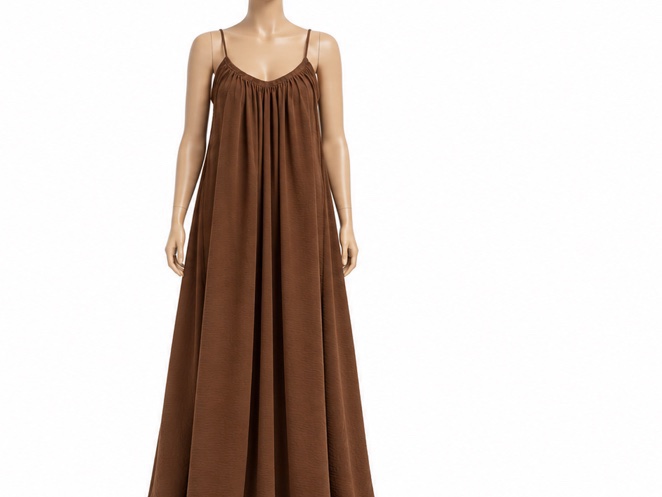Robe longue fluide marron à fines bretelles.