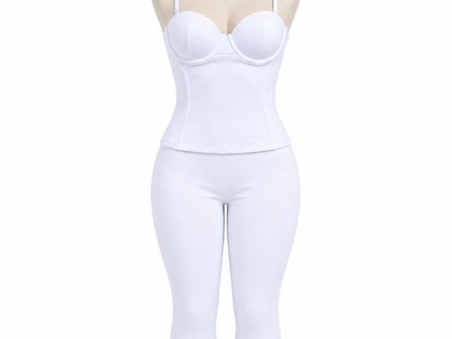 Ensemble femme blanc deux pièces avec bustier et legging court.