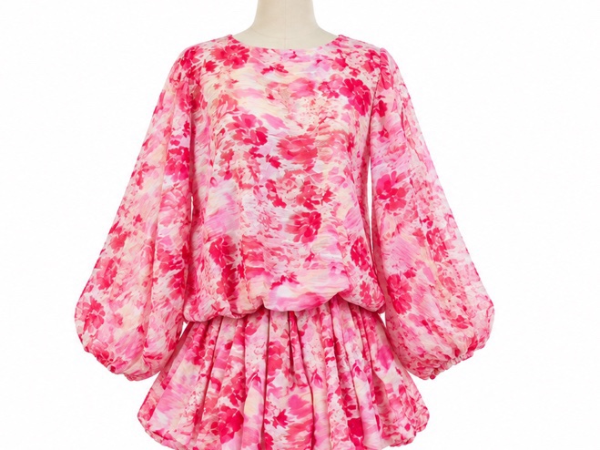 Mini-robe rose fleurie à manches bouffantes.