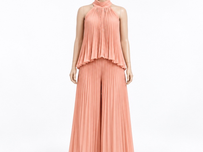 Ensemble deux pièces plissé beige rosé avec pantalon palazzo.