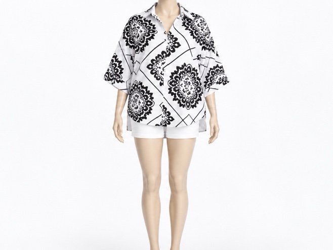 Ensemble chemise ample imprimée noir et blanc avec short.