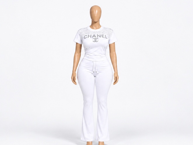 Ensemble femme blanc avec tee-shirt imprimé et pantalon évasé.