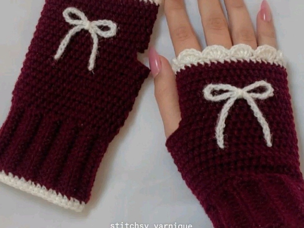 Mitaines au crochet bordeaux & blanches avec motif nœud