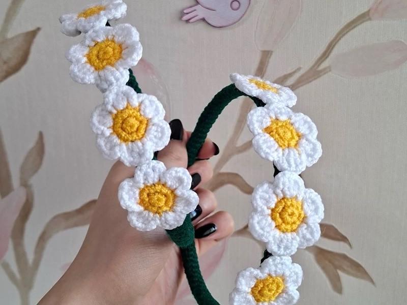 Serre-tête au crochet marguerites blanches